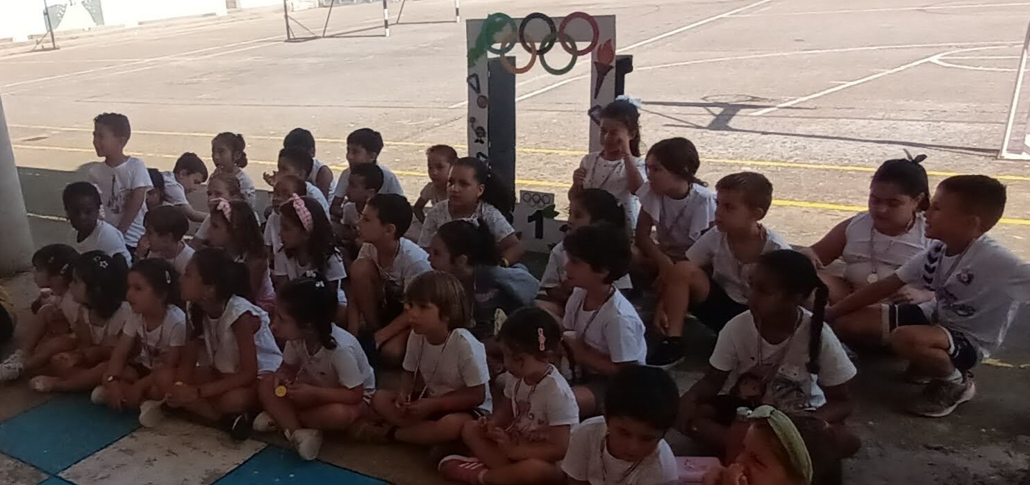 El último día de curso, siempre es especial. El alumnado y profesorado de Infantil y Primaria, pudimos disfrutar de una calurosa jornada de juegos por equipos con un toque refrescante. 